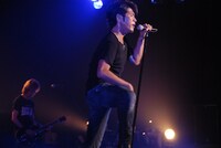 タイトなジーンズで登場した吉川。この日はモニターの上に何度も立ち上がり、小柄なファンにもよく見えるようにと、サービス満点のパフォーマンスを披露した。