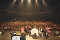 「ハイ、チーズ！」に変わり、記事にはできないキケンな合い言葉で1回目の記念撮影。2回目は健全に「愛してるぜ！」でパチリ。