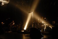 ありえない高さに組まれたシンバル。初めて間近で観たダイノジの2人は「本物ってこんなに高いんだ!!」と大興奮。エアギター世界チャンプ・大地洋輔は果敢にシンバルキックに挑んだが、当然半分の高さにも届かなかった。