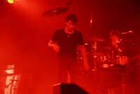 手前の観客に手づかみでケーキを投げるというワイルドなサービスで会場を沸かせた吉川。ひっそりと自分のタオルで手を拭くように指示するツンデレっぷりがたまらない。