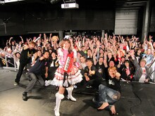 「モモーイktkr!!」と興奮するUKのOTAKUたちと記念撮影。