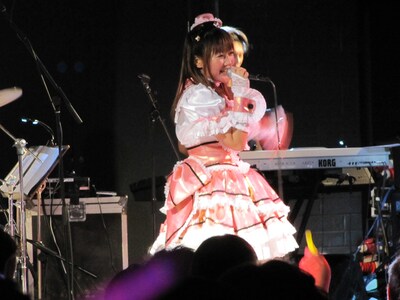 イベント会場ではグッズ販売も予定されている（写真は8月15日イギリスでのライブステージより）。