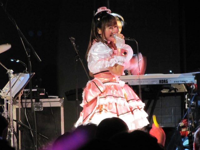 イギリスのライブハウスにとびきりの萌え声を響かせるモモーイ。