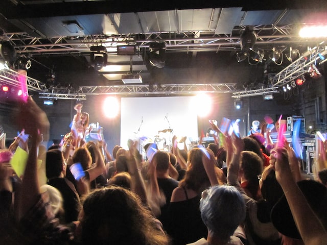 客席を煽りまくるモモーイ。後半戦「Wonder momo-i ～world tour version～」「LOVE.EXE」でフロアは異様な盛り上がりを見せた。