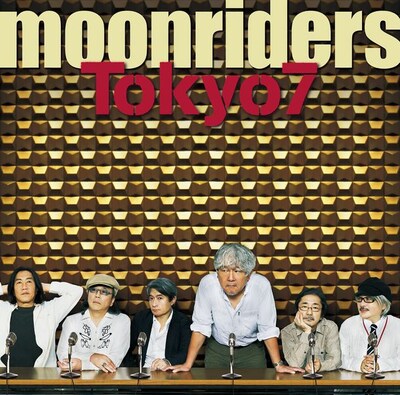 ジャケットは記者会見に出席している風のムーンライダーズの写真。メンバーがジャケットに登場するのはひさびさとなる。