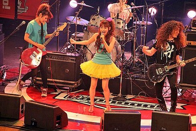 中川翔子によるオリジナルアニソン「真っ赤なあたし」はハードロック調のナンバー。番組サイトではラレコによるPVの先行公開が行われている。