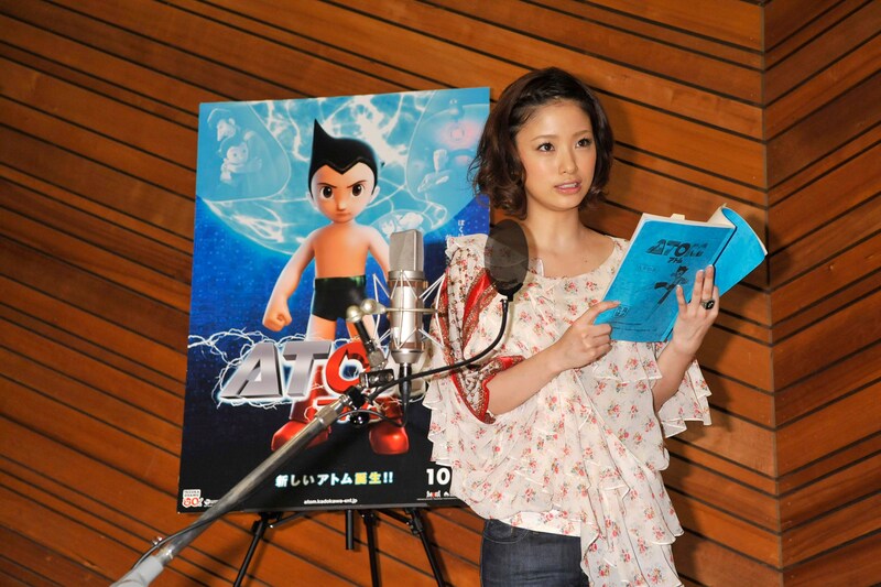 すでに完成した字幕版を観たという上戸彩。「映画版『ATOM』は泣けるお話です。初めて台本を読ませていただいて、字幕版を見たんですけどスゴく感動しました」と感想を述べていた。