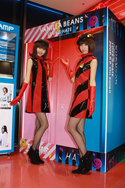 タワーレコード渋谷店にはこのような特製ショーケースが登場する。バニラビーンズがショーケースに入るのは、8月21日（金）17:00～21:00、22日（土）13:00～19:00、23日（日）13:00～19:00の3回。それぞれ30分ごとにマネキンと交代する予定。