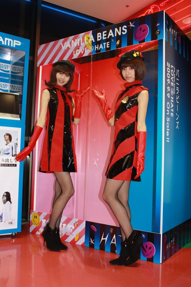 タワーレコード渋谷店にはこのような特製ショーケースが登場する。バニラビーンズがショーケースに入るのは、8月21日（金）17:00～21:00、22日（土）13:00～19:00、23日（日）13:00～19:00の3回。それぞれ30分ごとにマネキンと交代する予定。