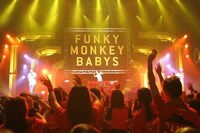 写真は6月に行われた日本武道館ライブの様子。