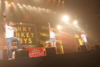 写真は6月に行われた日本武道館ライブの様子。