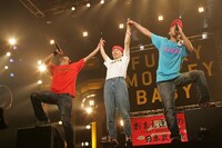 写真は6月に行われた日本武道館ライブの様子。