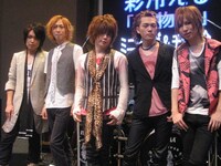 近くを走るジェットコースターの音がMCを遮る場面が多くあったが、逆にそれを利用して「ズゴー、シュゴー」と口マネを披露する一幕も。