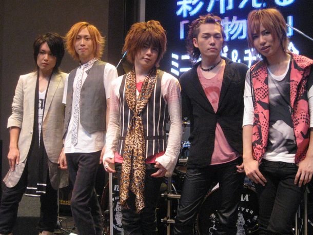 近くを走るジェットコースターの音がMCを遮る場面が多くあったが、逆にそれを利用して「ズゴー、シュゴー」と口マネを披露する一幕も。