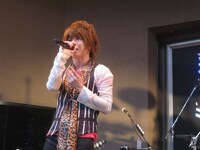 「時間がないので3曲しかできないけど、この時間が長く続けばいい」と想いを語った葵。