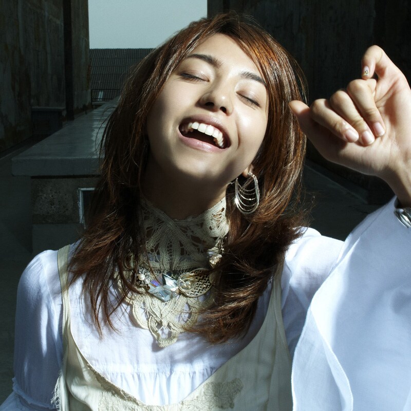 「LET IT OUT」初回限定盤ジャケット。撮影を担当した永瀬正敏は、福原の歌声について「この圧倒的な歌声は、これからもっともっと輝きを増すと信じている」と語っている。