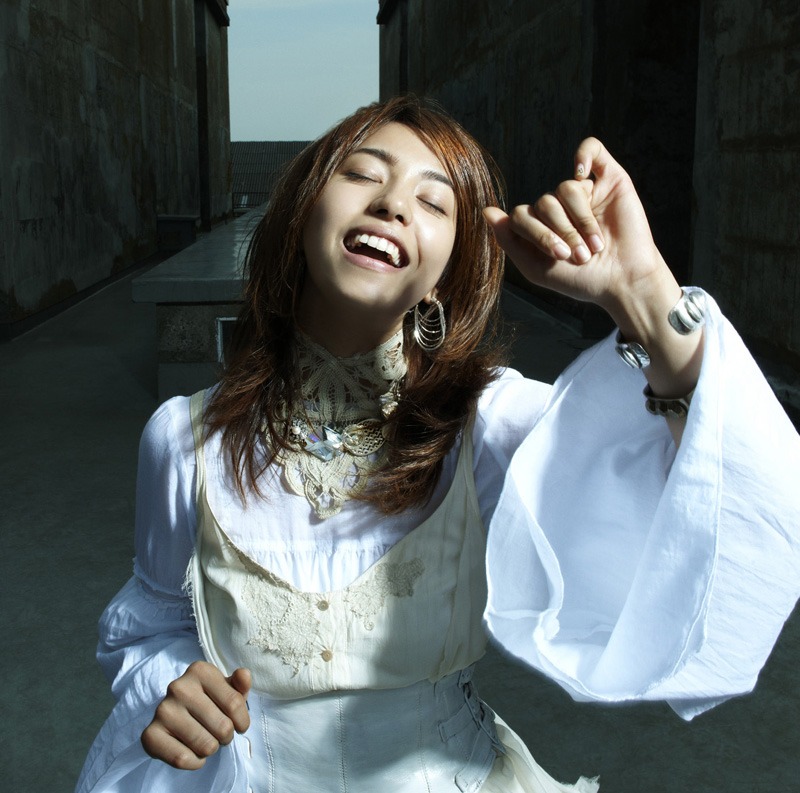 「LET IT OUT」通常限定盤ジャケット。