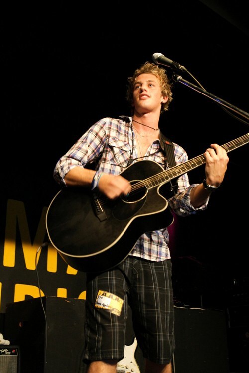 スティーヴ・アップルトンは8月14日、逗子海岸・音霊OTODAMA SEA STUDIOでライブを実施。サプライズゲストのキマグレンとともに、夢のセッションを繰り広げた（写真は8月14日のライブの模様／Photo by Eiji Tanaka）。