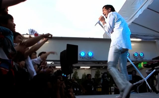 ファン300人を前に熱唱する矢沢。MCで「5万人もいいけど、これくらいの（観客）数、最高だよね!! 来週もやろうぜ」と笑いながら語る場面も。