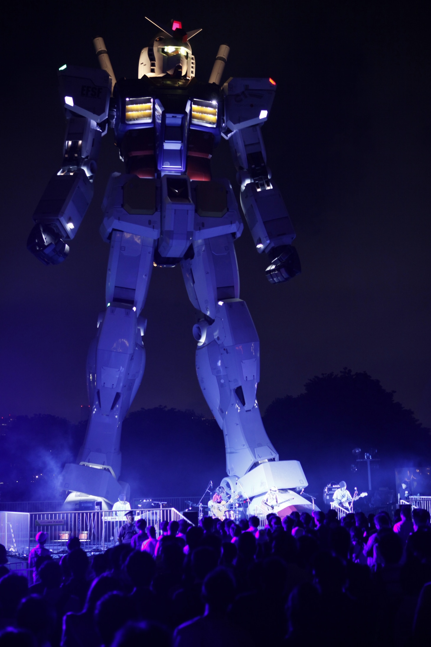 ガンダムへのアクセスはゆりかもめなら台場駅、または船の科学館駅から徒歩5分。りんかい線なら東京テレポート駅から徒歩10分。