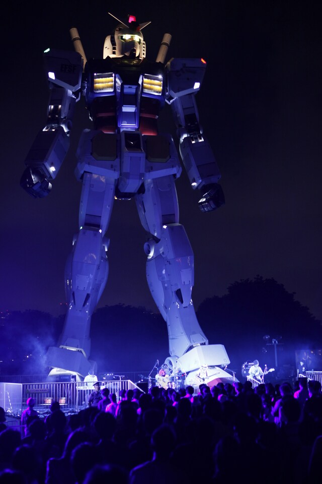 写真はDEPAPEPEが出演したイベント「GREEN TOKYO ガンダムプロジェクト Presents Light×Music Nights」の模様。彼らはこの日、アルバムにも収録される「翔べ！ガンダム」のアコースティックバージョンを披露した。