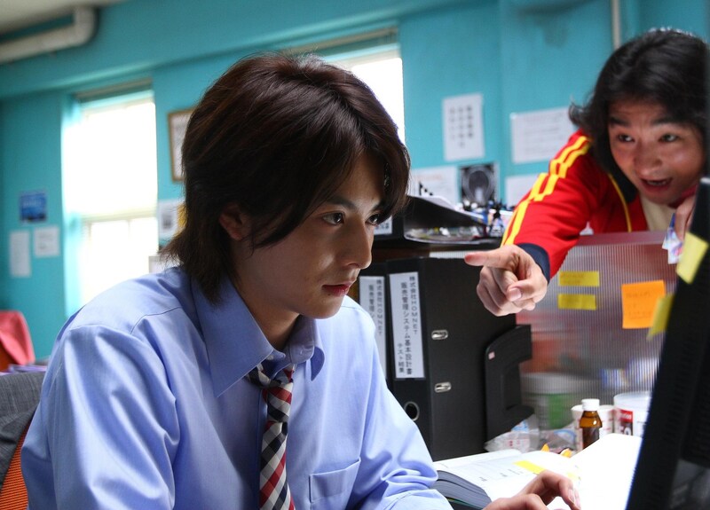 小池が演じる主人公は高校中退で26歳のニート。母の死をきっかけに一大決心し情報処理の資格を取得するが、就職活動に落ち続けようやく採用にこじつけたのは、想像を絶する“ブラック会社”だった。