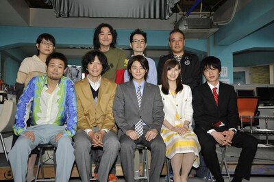舞台となるブラック会社・黒井システム株式会社のオフィスのセットに集まった、小池徹平、田辺誠一、品川祐、マイコ、田中圭、池田鉄洋、中村靖日、千葉雅子の個性派キャスト8名と佐藤祐市監督。