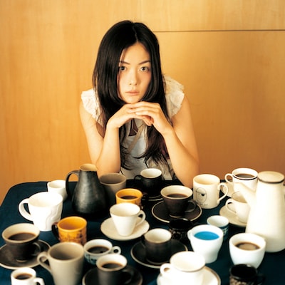 「焼き蛤おいしすぎる美少女の味」「9月の蚊はやけくそになってるから意地になって刺しこんでくる」と、ときには自由律俳句のような趣すら感じさせるTwitterはファンならずともオススメ。アカウントを持っている人は気軽にフォローしておこう。