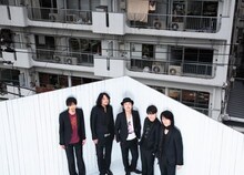 TOKYO MOOD PUNKSはリリー・フランキー、富澤タク a.k.a 遅刻（グループ魂、Number the.）、笹沼位吉（SLY MONGOOSE）、 松下敦（ZAZEN BOYS）、松田"chabe"岳二（CUBISMO GRAFICO）からなるバンド。今回の「ストロベリー」は2枚目のシングルとなる。