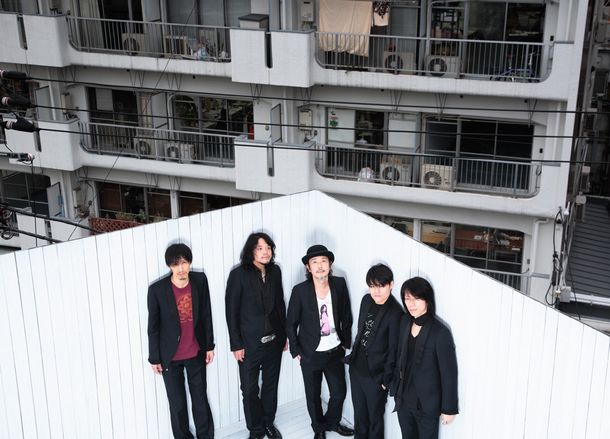 TOKYO MOOD PUNKSはリリー・フランキー、富澤タク a.k.a 遅刻（グループ魂、Number the.）、笹沼位吉（SLY MONGOOSE）、 松下敦（ZAZEN BOYS）、松田"chabe"岳二（CUBISMO GRAFICO）からなるバンド。今回の「ストロベリー」は2枚目のシングルとなる。