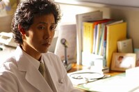 大泉洋は2人を見守る医師・夏目役で出演。(C)2010 映画「半分月がのぼる空」製作委員会