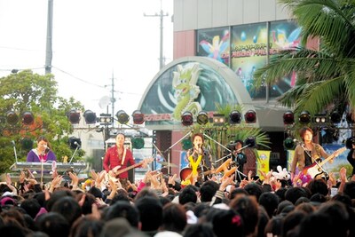 ナタリーPower Pushではストリートライブにかけるメンバーの意気込みを紹介している。あわせてチェックしておこう（写真は昨年のストリートライブの模様）。