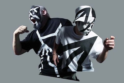 東高円寺二万電圧は、丸の内線東高円寺駅近くのマンションの地下1階で営業（写真はオープニングパーティでライブを行うKIRIHITO）。