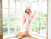 アルバムタイトルにちなんでキュートな“カバコスプレ”を披露するmisono。