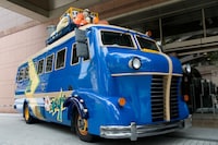 会場の外に展示されていた「イナズマキャラバン」。ゲームではこれに乗ってキャラクターたちが旅をする。