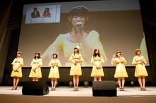 舞台上で自己紹介するBerryz工房の7人。