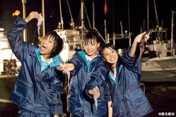 アカイカ漁に挑戦するのは宮澤佐江（写真左）、野呂佳代（中央）、大島優子（右）の3人。AKB48の中でも“体育会系”と言われるチームKの3人がどのように困難に立ち向かうのか、番組をお見逃しなく。