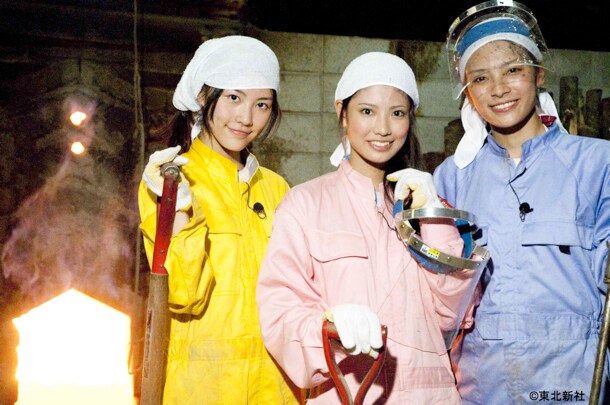 1200℃の熱さに負けず、備長炭作りにチャレンジする松井珠理奈（写真左）、倉持明日香（中央）、秋元才加（右）。この春中学校に入学したばかりの松井が、「ネ申テレビ」から初めてムチャぶりの洗礼を受けることになる。