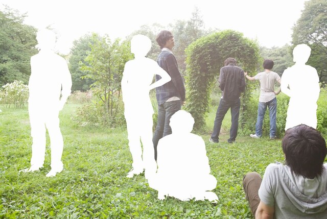 川上はシリア、磯部はアメリカ、白井と石川は神奈川育ちと国際的な背景を持つChampagne。現在メンバーは共同生活を営みながら、バンド活動を行っている。