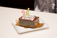 ケーキは会見の行われたBEL AMER八雲店が彼女のために用意したもの。