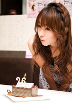 若さの秘訣を問われると、「AKB48の若いメンバーのエキスをガンガンに吸っていますので（笑）。私を見るとみんな『わーん、怖ーい！』と言うんですけど、ちゃんと私にくっついてですね。わぁ、可愛いなぁと思ってそこでエキスを吸ってます」と発言。