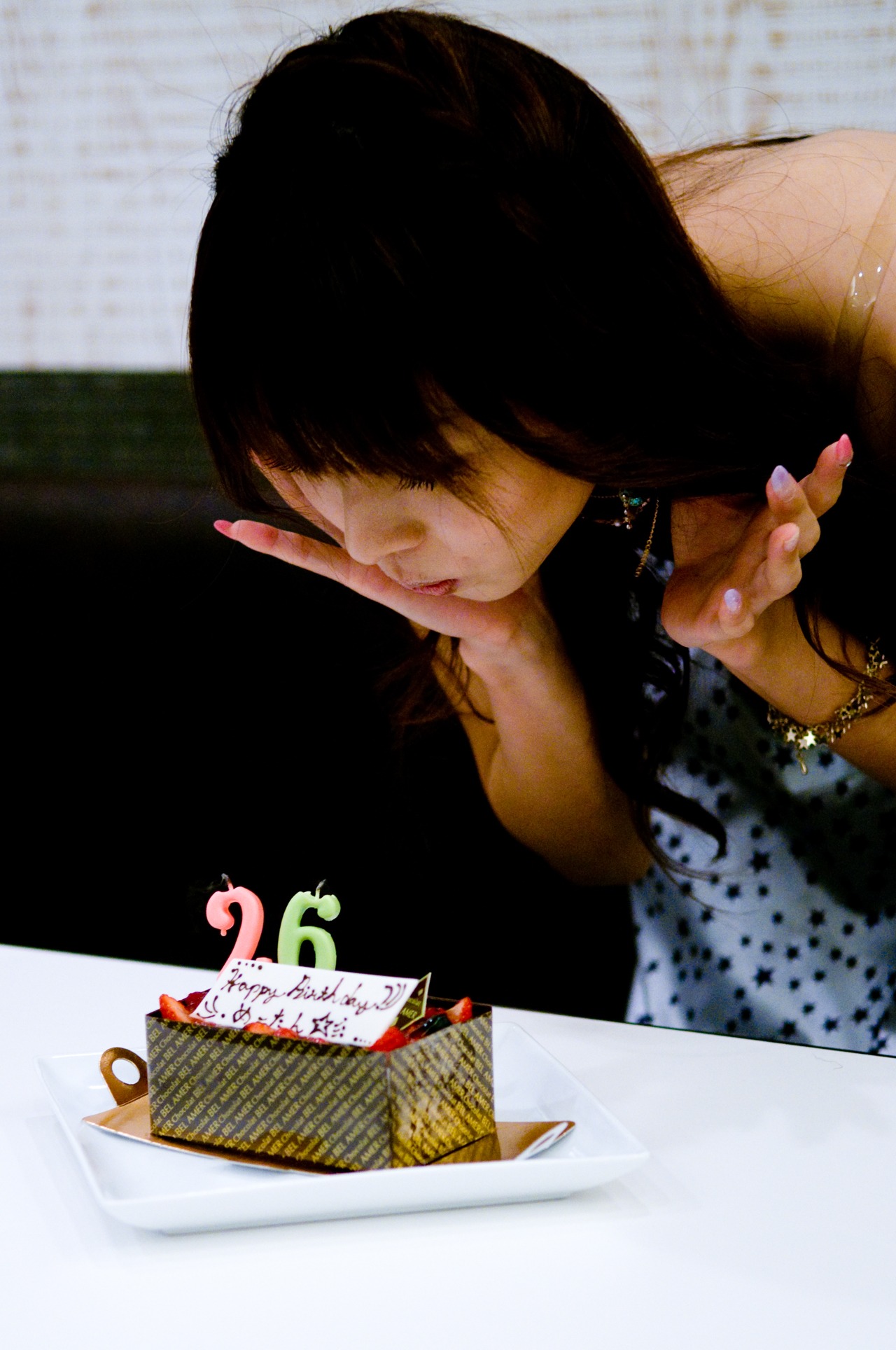 ケーキのロウソクを一息で吹き消しためーたん。