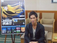 映画祭ポスターの横でくつろぐ中孝介。ちなみに映画が公開される9月9日はシングル「空が空」の発売日でもあるので、ファンはCDを買って劇場に駆け付けよう。