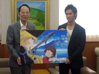 地元・鹿児島県奄美大島出身の中孝介（右）は、8月20日に鹿児島県の山田副知事（左）を表敬訪問。アニメ主題歌を歌うことを副知事に直々に伝えた。