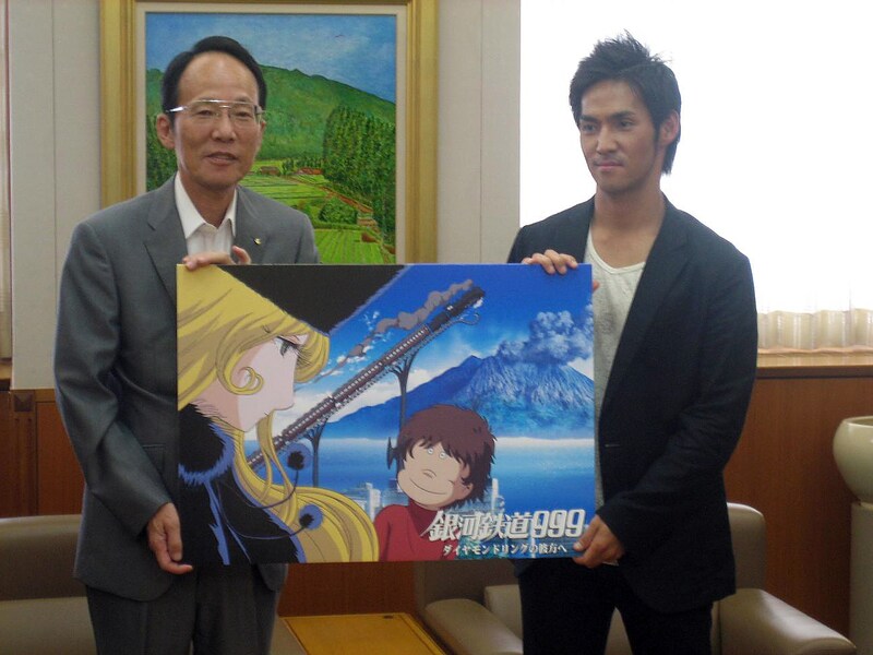 地元・鹿児島県奄美大島出身の中孝介（右）は、8月20日に鹿児島県の山田副知事（左）を表敬訪問。アニメ主題歌を歌うことを副知事に直々に伝えた。