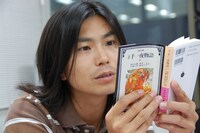 7月に全国ツアーが終了し、現在は京都音博の準備に余念のないくるり。佐藤征史（B）は合間を見ての読書に熱中しており、ハマっている本があるとのこと。