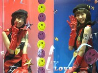 先日「mixi」に公認アカウントをオープンさせ、「8月19日から9月18日の1カ月でマイミク5000人集まったら社長のポルシェを痛車にします！」という公約を発表した彼女たち。8月25日現在のマイミク数は2174人となっている。