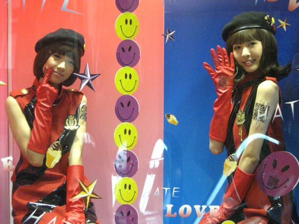 先日「mixi」に公認アカウントをオープンさせ、「8月19日から9月18日の1カ月でマイミク5000人集まったら社長のポルシェを痛車にします！」という公約を発表した彼女たち。8月25日現在のマイミク数は2174人となっている。