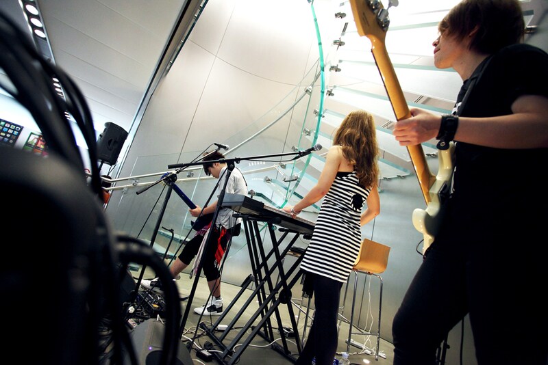 写真はApple Store, Shibuyaインストアライブの様子。