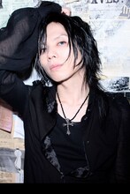 声帯のう胞を患いながらもツアー中は熱いパフォーマンスを披露したAcid Black Cherry。日本武道館公演ではダブルアンコールを含め全19曲を熱唱し、喉の不調を感じさせないプロ魂を見せつけた。